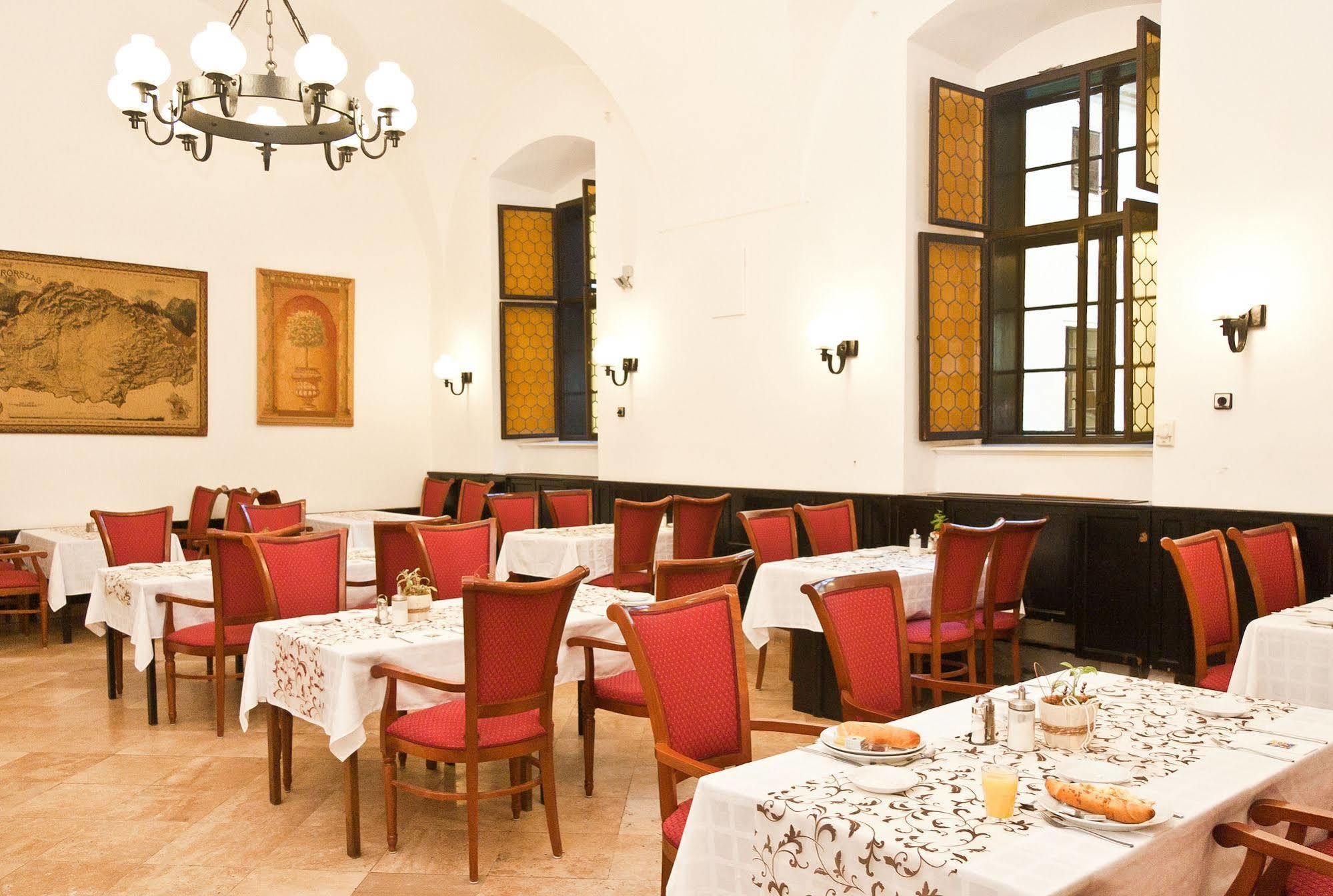 Hotel Klastrom Γκιόρ Εξωτερικό φωτογραφία